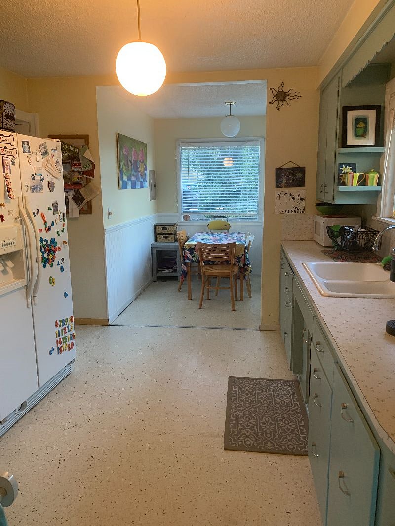 Kitchen fully equipped including air fryer, microwave, blender, food processor, Kerig, and Instant Pot. Cast iron pans or nonstick. 