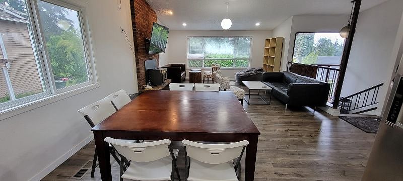 Big dining area and table for 6