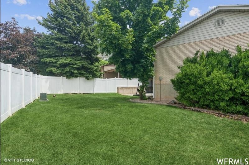 Side view of fenced-in background.