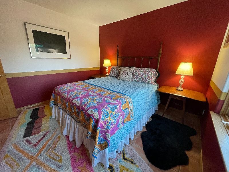2nd bedroom with queen bed
