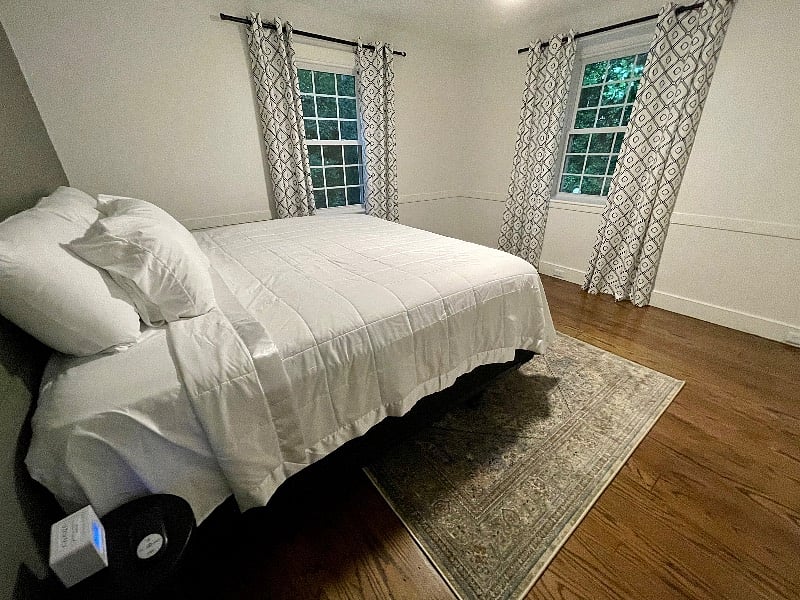 King size bed, closet.