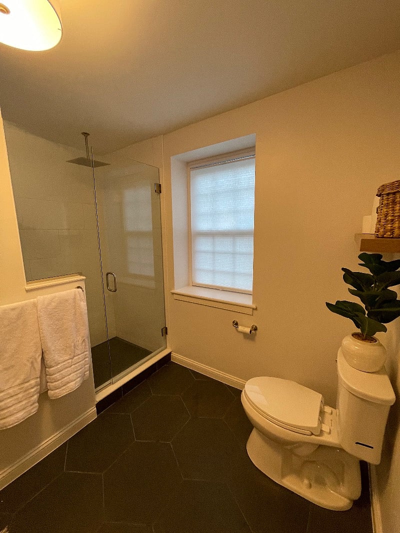 Shower with bench seat