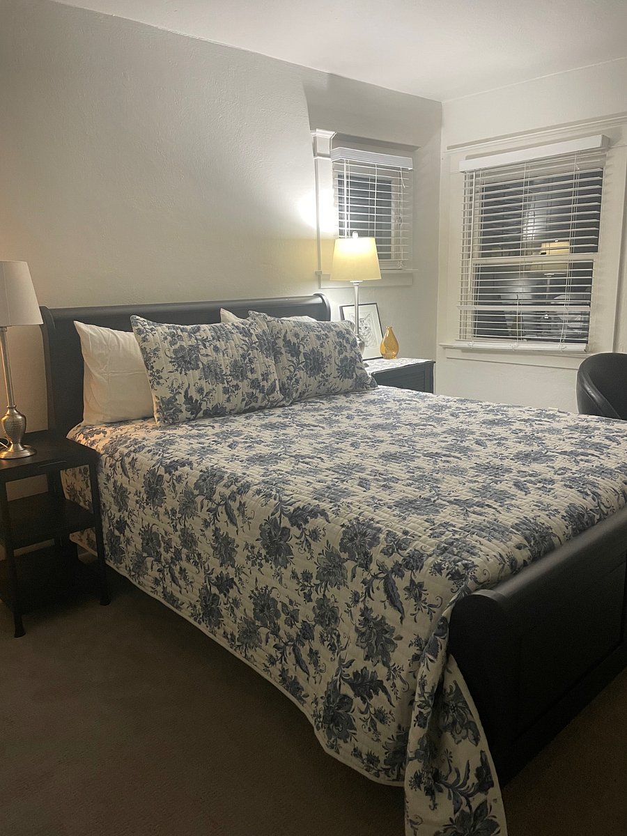 2nd bedroom with queen bed