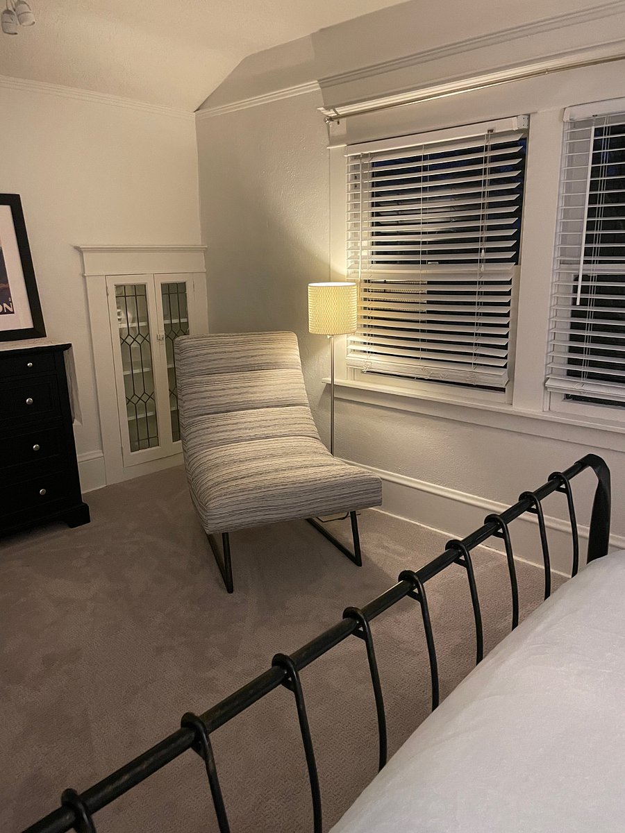 Sitting area in 1st bedroom