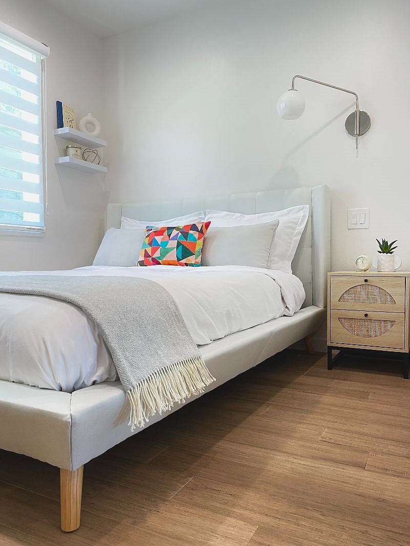 Bedroom
Luxury queen bed