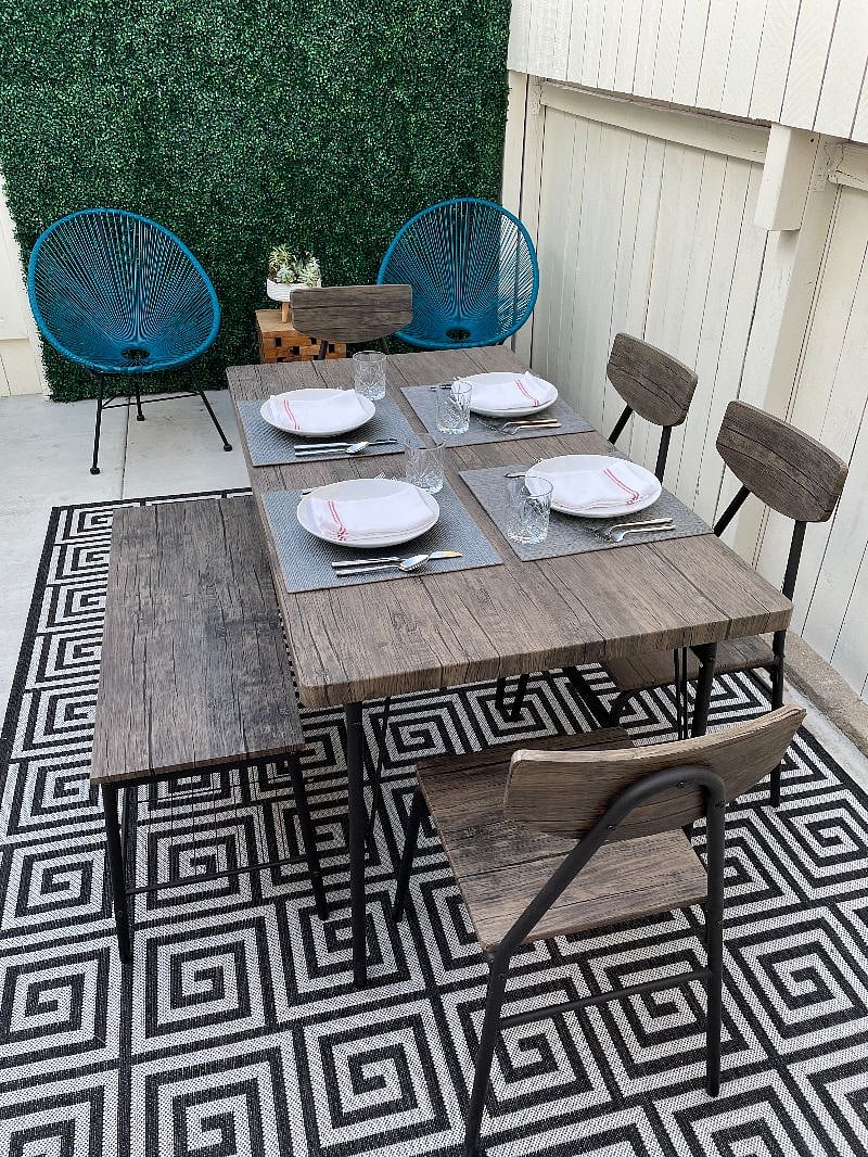 Outdoor dining