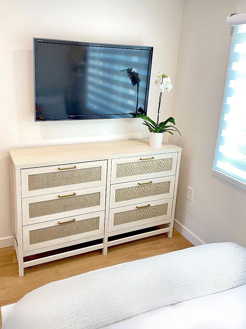 Bedroom
40" Smart TV