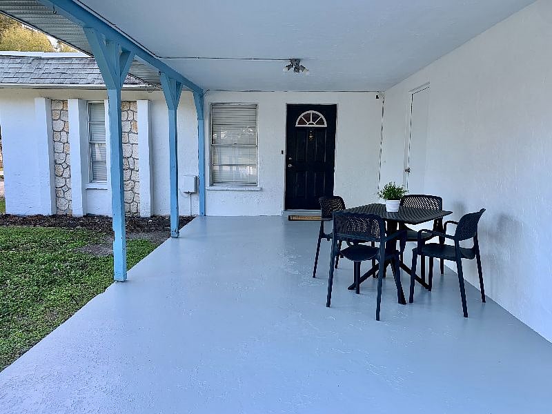 Front entrance - relaxing sitting area and access to utility room