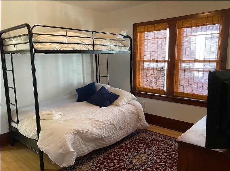 2nd bedroom. Lower bed is a futon that can also be used as a second couch/living space.