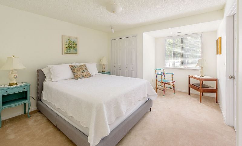 Second bedroom with queen bed