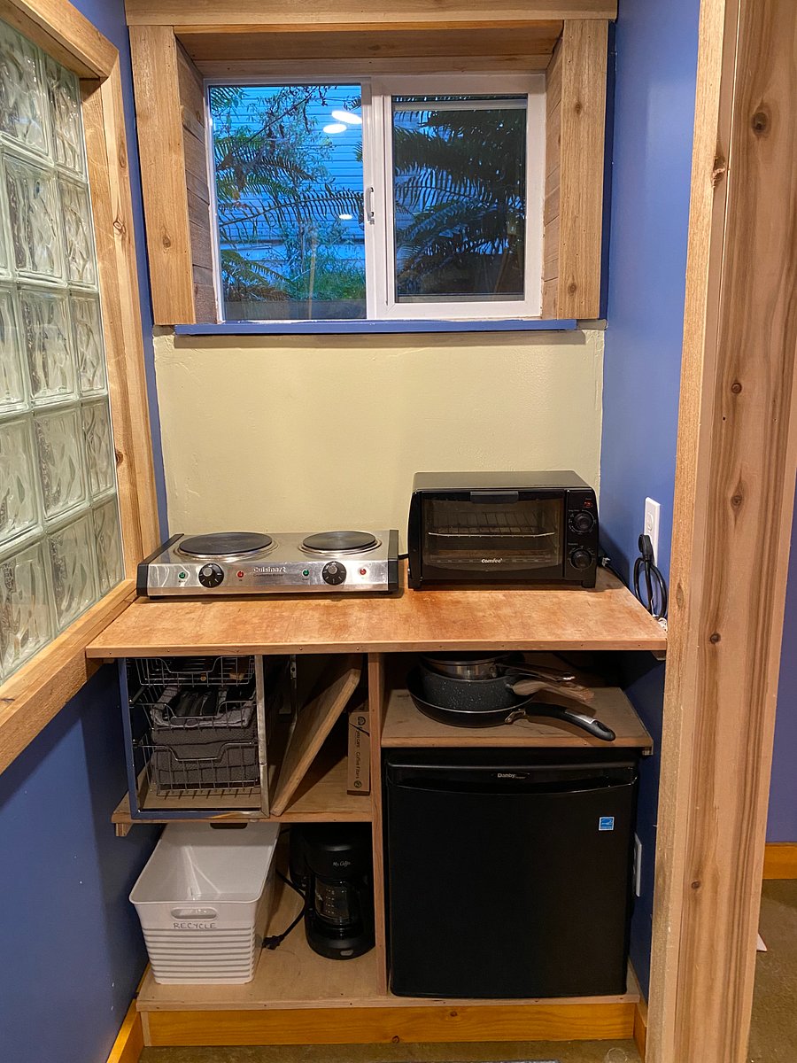 Kitchenette. 