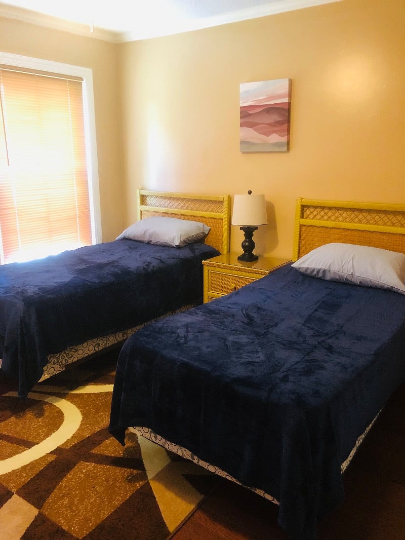 3rd bedroom with 2 twin sized beds.