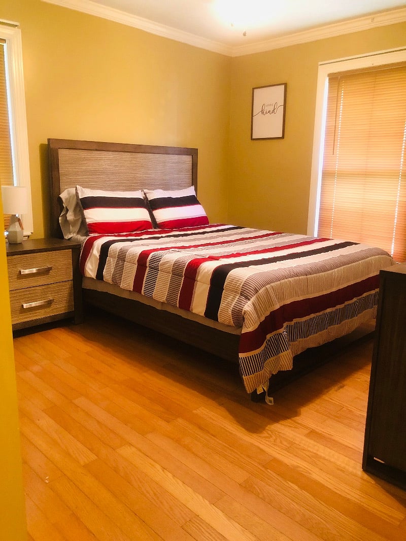 2nd bedroom with a queen size bed.