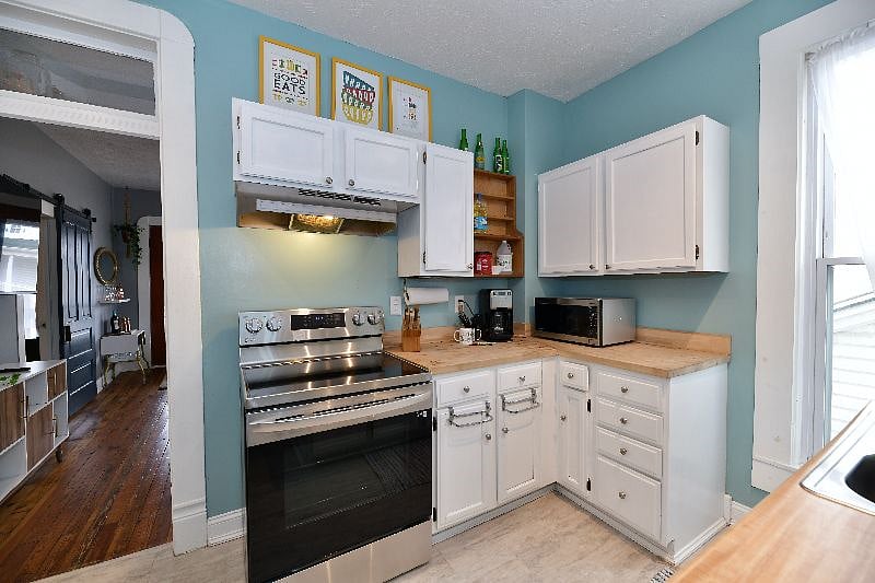 Fully stocked kitchen with all your essential cookware, bakeware, and full-sized stainless steel appliances.