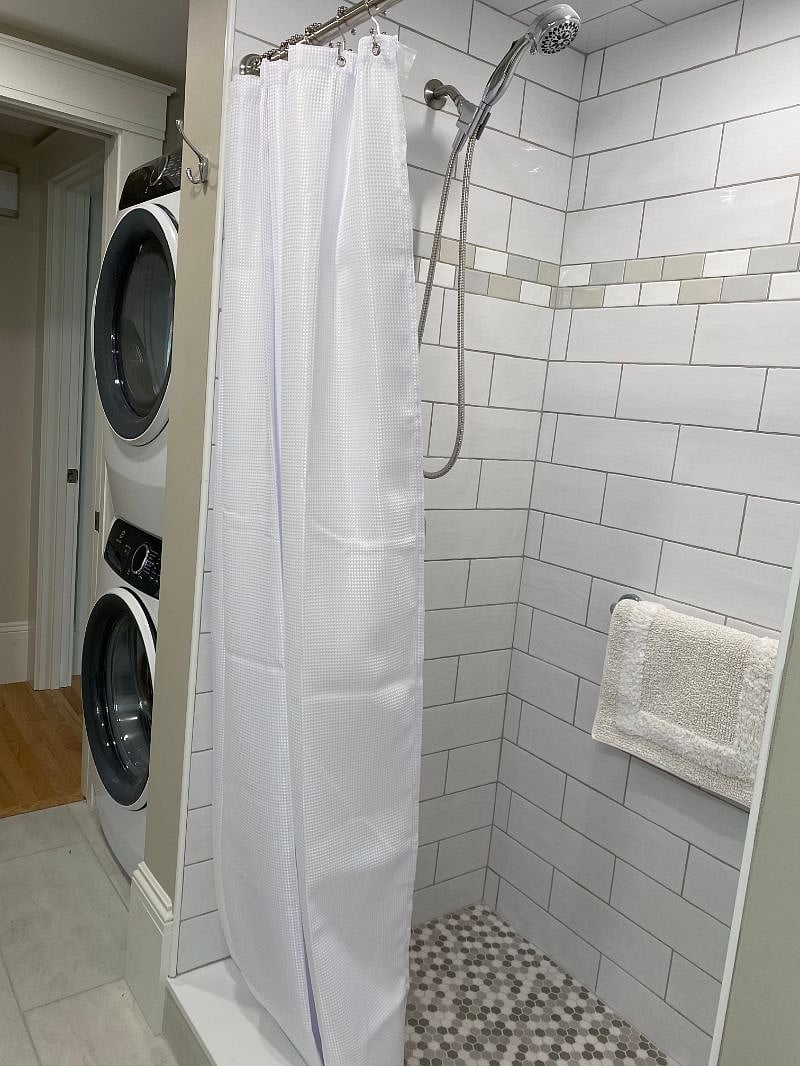 Shower / Washer / Dryer