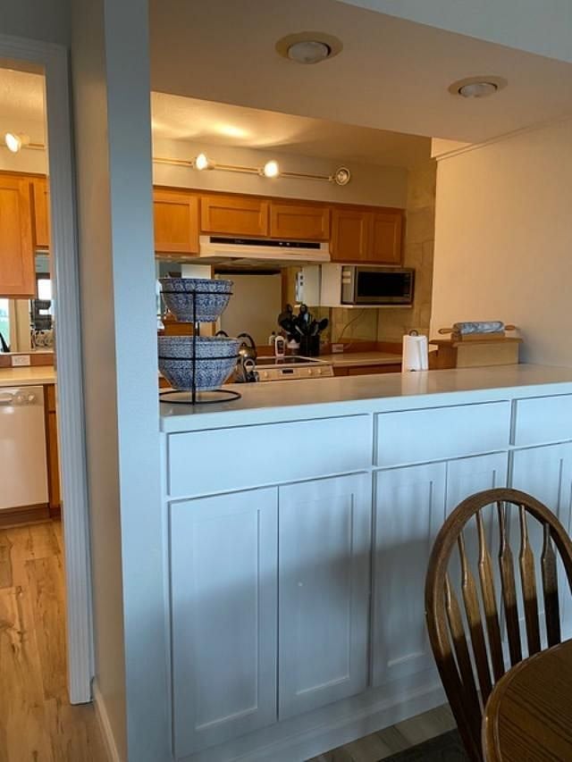 Dining room to kitchen