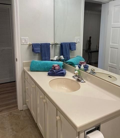 Master bath is en suite to main bedroom