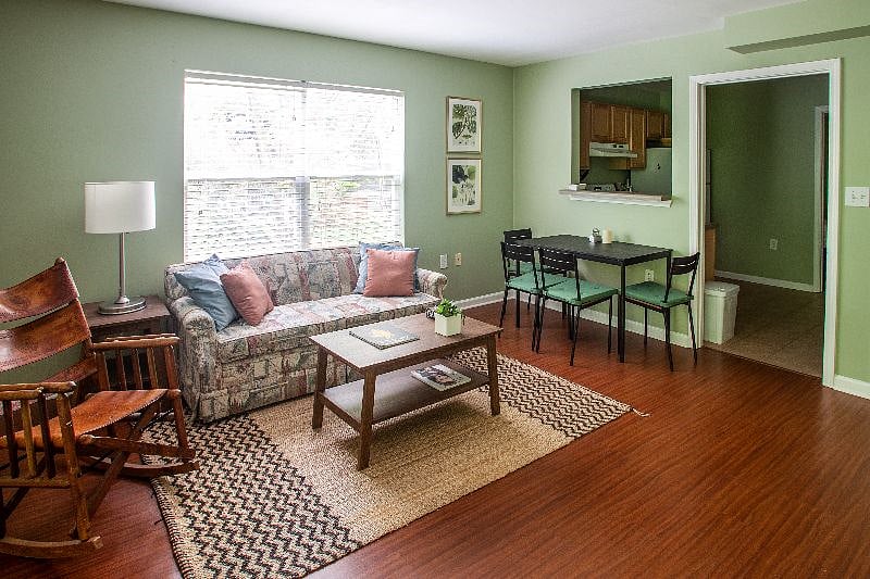 Dining area with 4 chairs