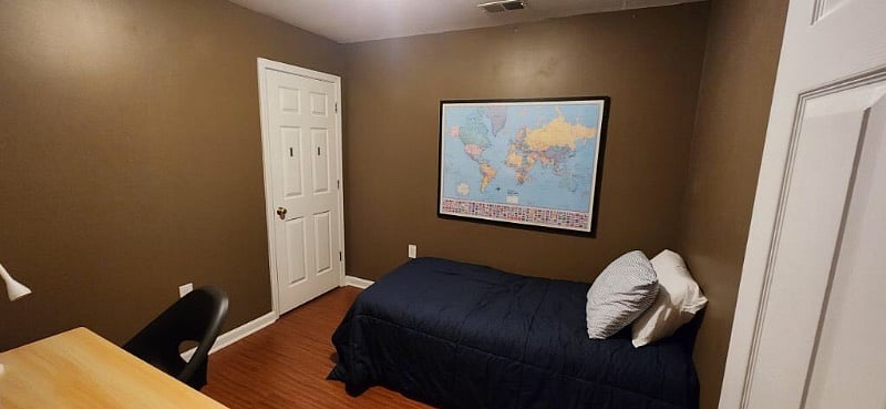 2nd bedroom, includes a desk