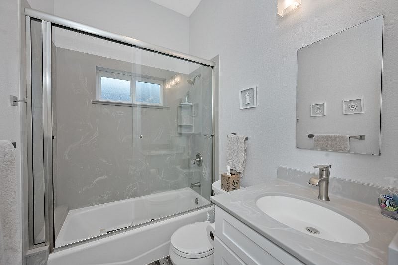Main Bathroom / Shower / Soaking Tub