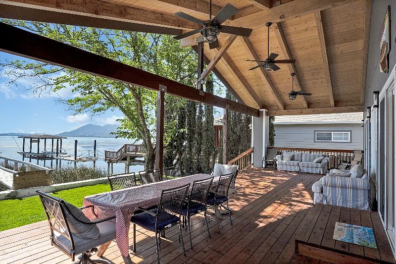 Deck / Picnic table / couches