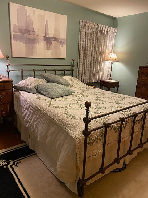 Queen bedroom no ensuite bath