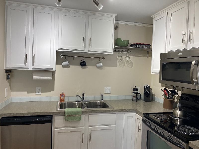 The double sink makes it easy to prepare meals and clean up afterwards.