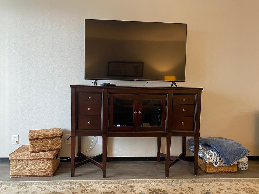 The Smart TV is 52-inches, connected to Comcast Direct TV and WI-FI.  Plug in your firestick to access even more options for live or streaming entertainment!This 