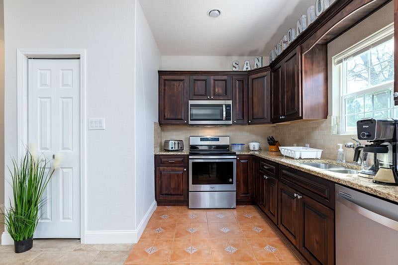 Furnished Finder property 418358_1 photo 12