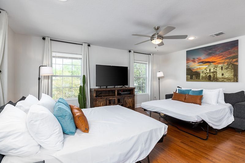 Second-floor living room & game room - Sofa sleepers

