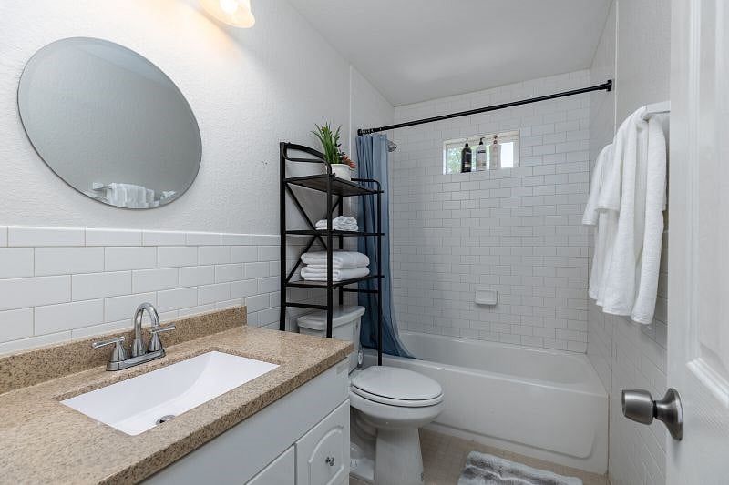 Second floor full-sized bathroom