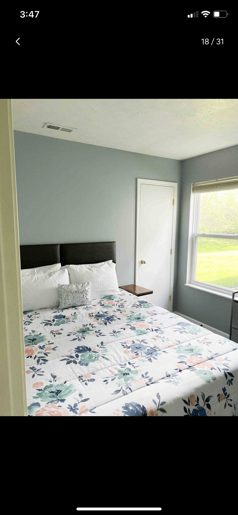 Queen bed in 3rd bedroom w/ walk-in closet
