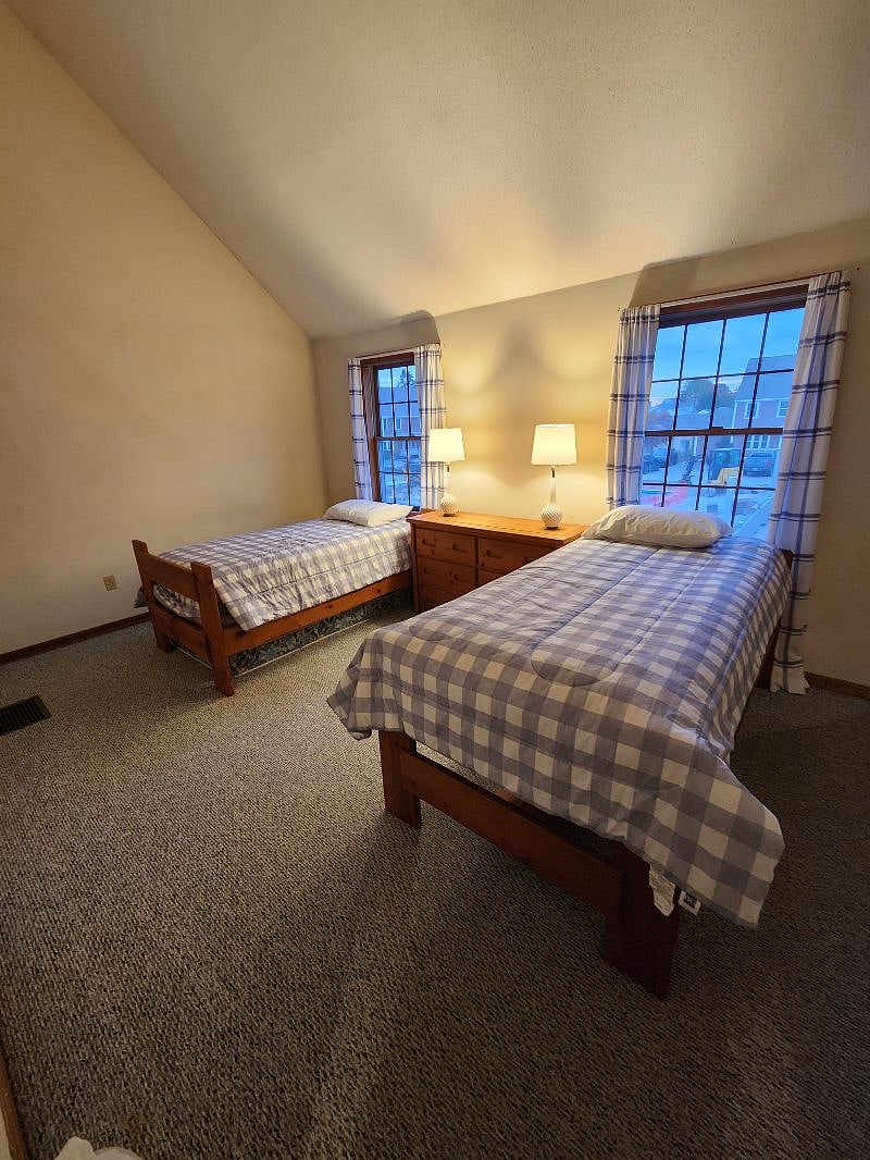 MIAN BEDROOM WITH TWIN BEDS