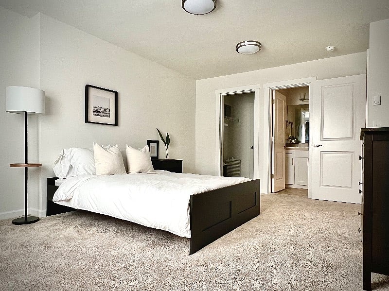 Bedroom with closet and private bathroom
