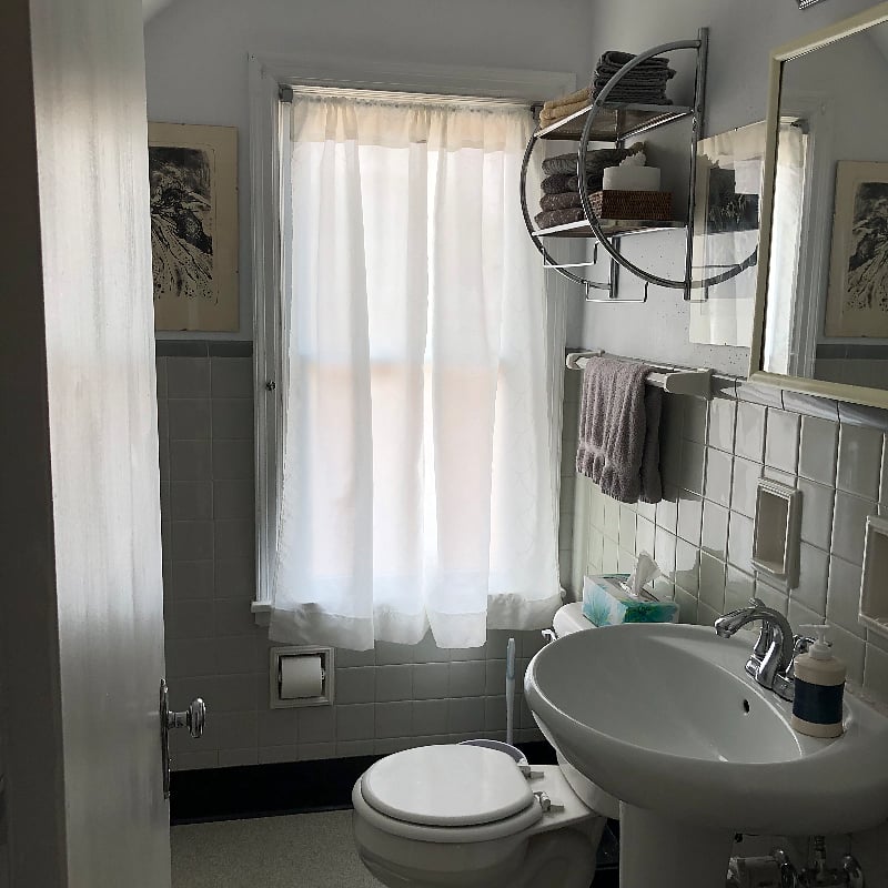 Upstairs bath with tub