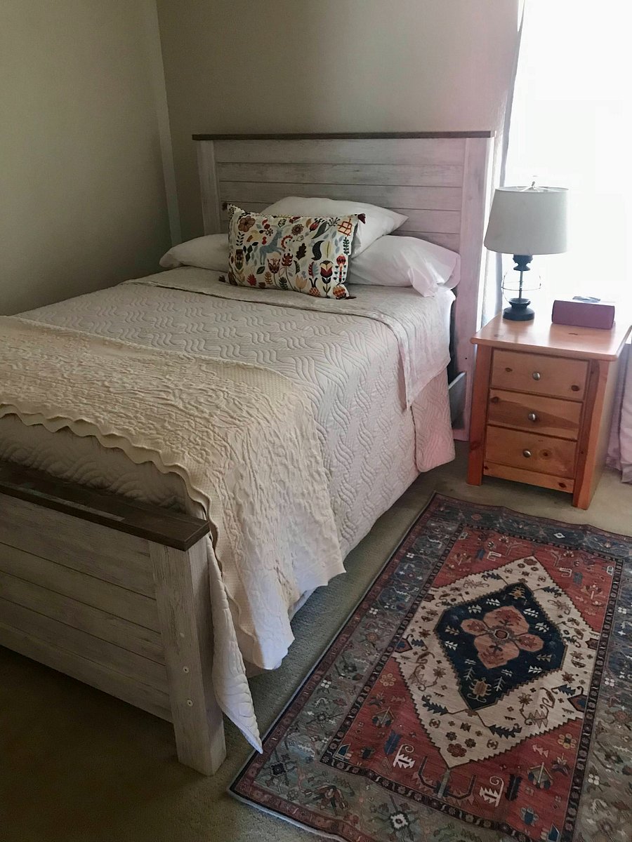 2ns bedroom. Full size bed.