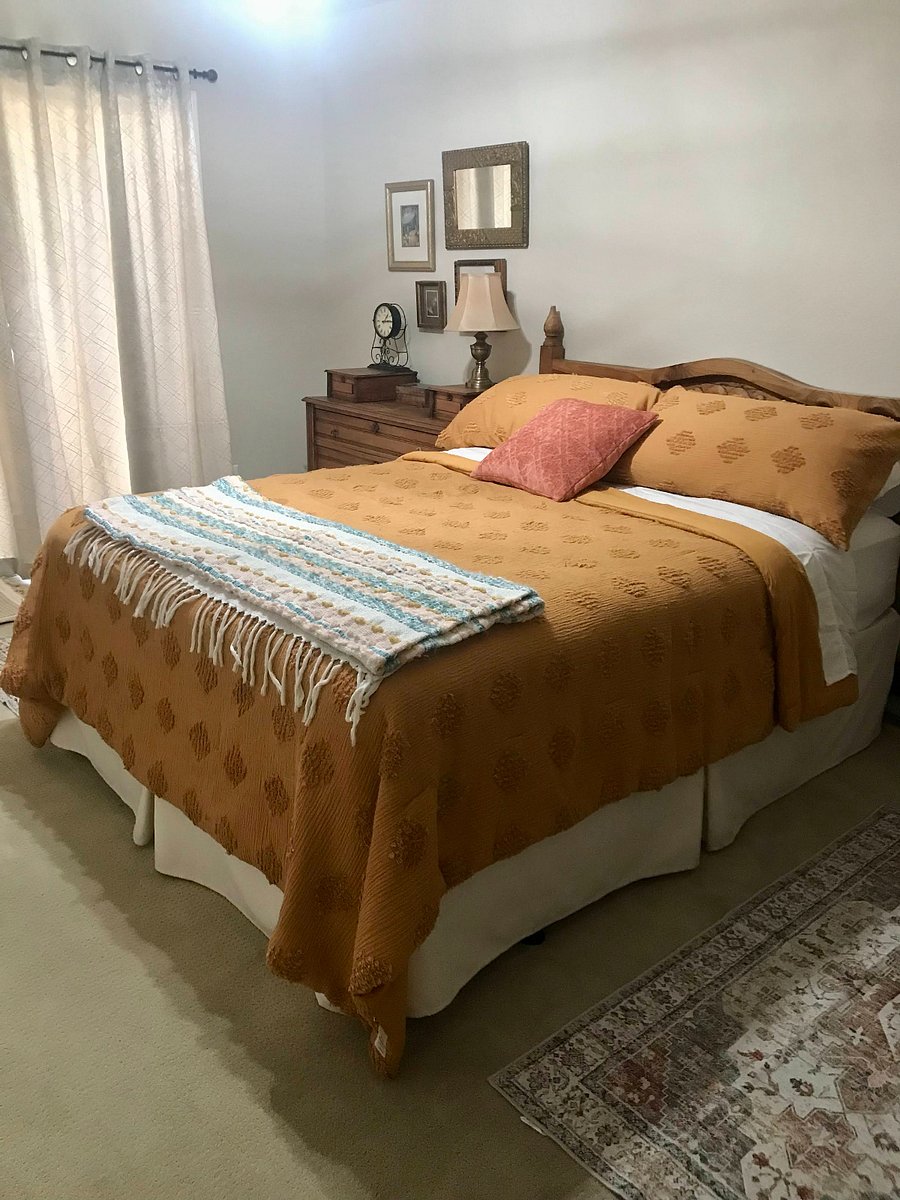 Primary bedroom w/ ensuite. Sliding door to patio.
36" Television