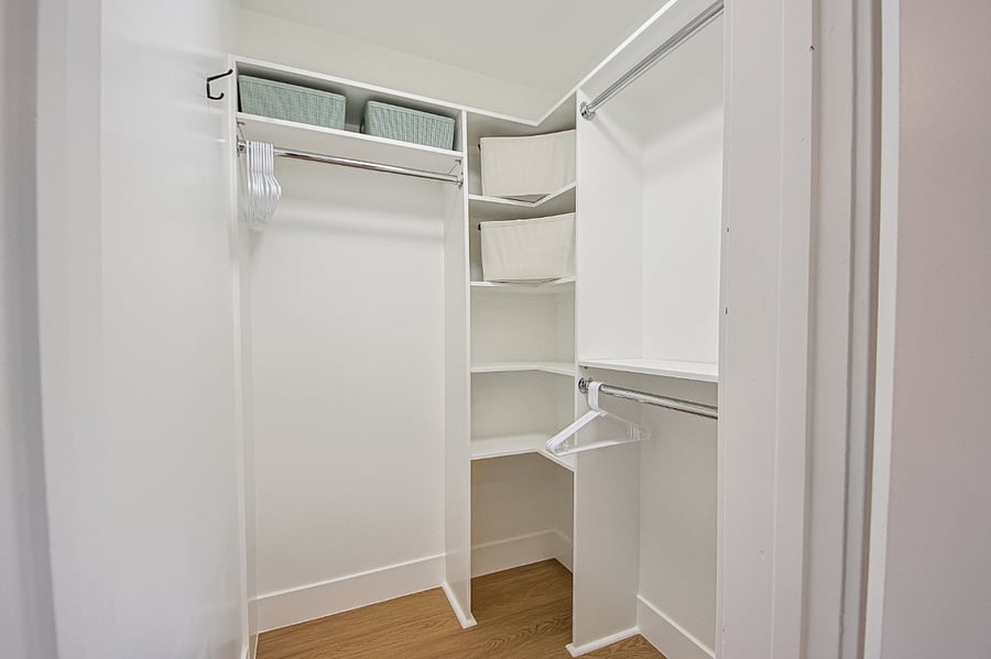 Walk - in Closet
