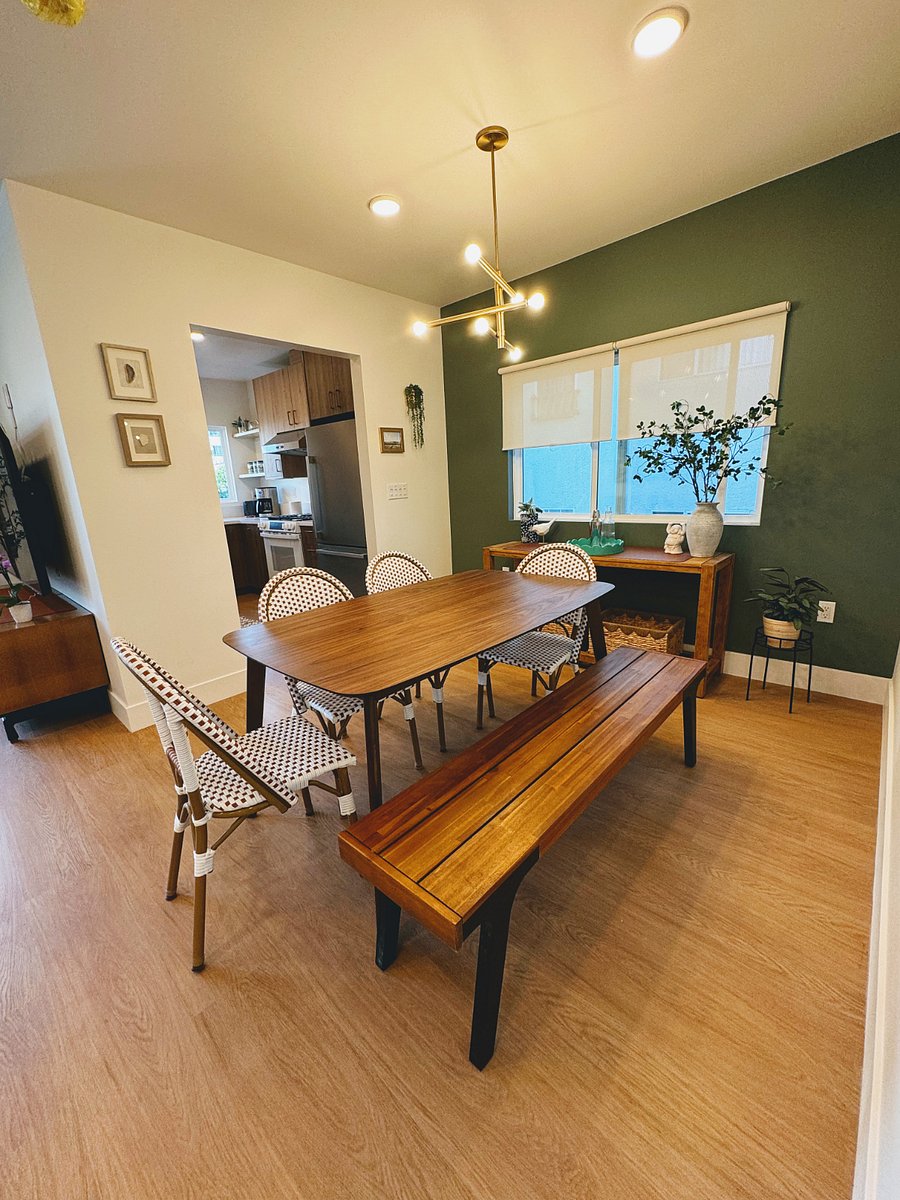 Dining Area to easily accommodate 6 people