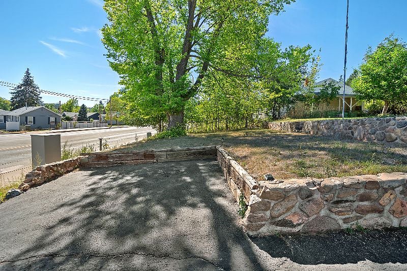 Enjoy easy access to local amenities, including grocery stores, coffee shops, and dining just minutes away.
