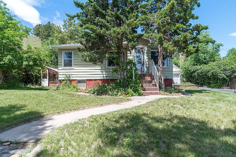 Nature lovers will appreciate being close to Canyon Lake, where walking trails, fishing spots, and open green spaces make it easy to enjoy fresh air and outdoor activities.