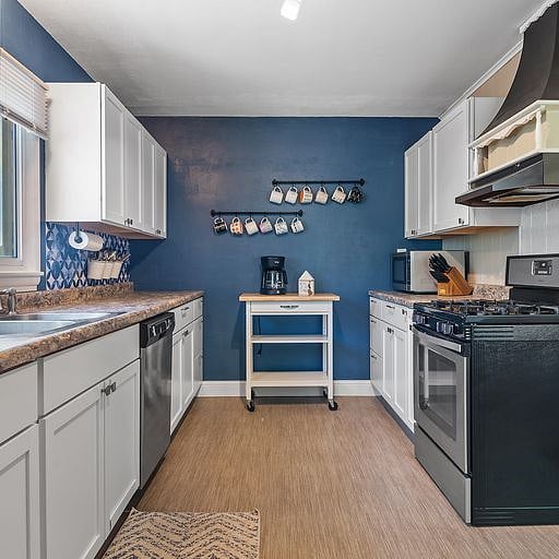 Theres plenty of counter space and storage, so you can stay organized throughout your visit.
