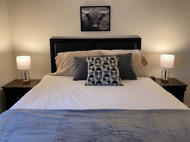 Second bedroom with queen size bed.