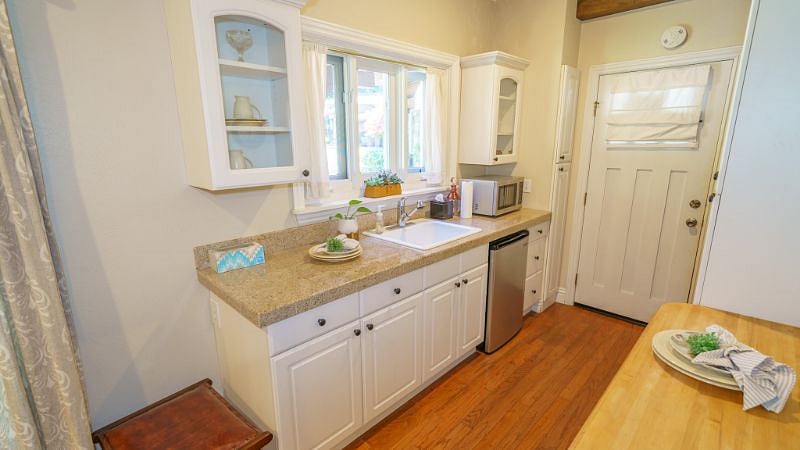 Furnished Finder property 419573_2 photo 6