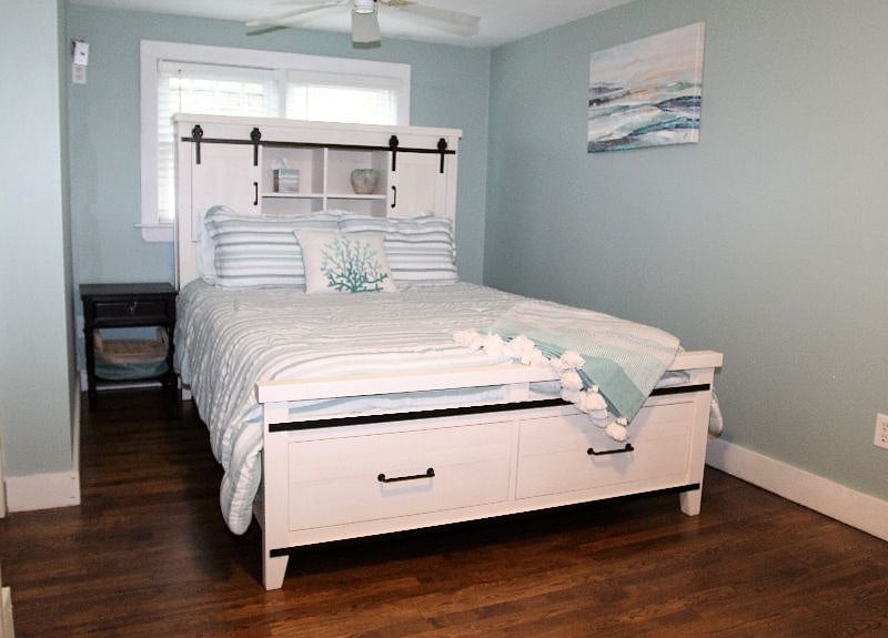Spacious Queen bed bedroom on 2nd floor.