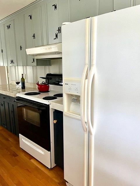 Full kitchen