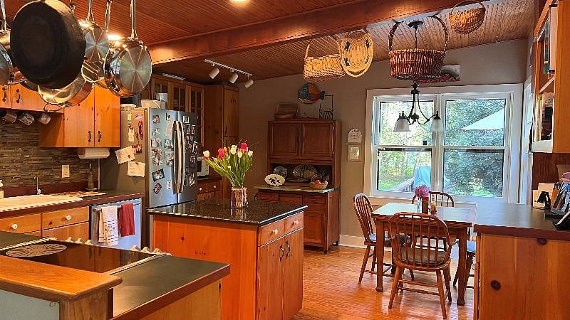 Kitchen and Dining AreaLi