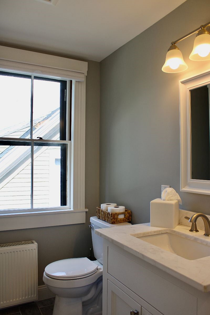 3rd floor: full bathroom 