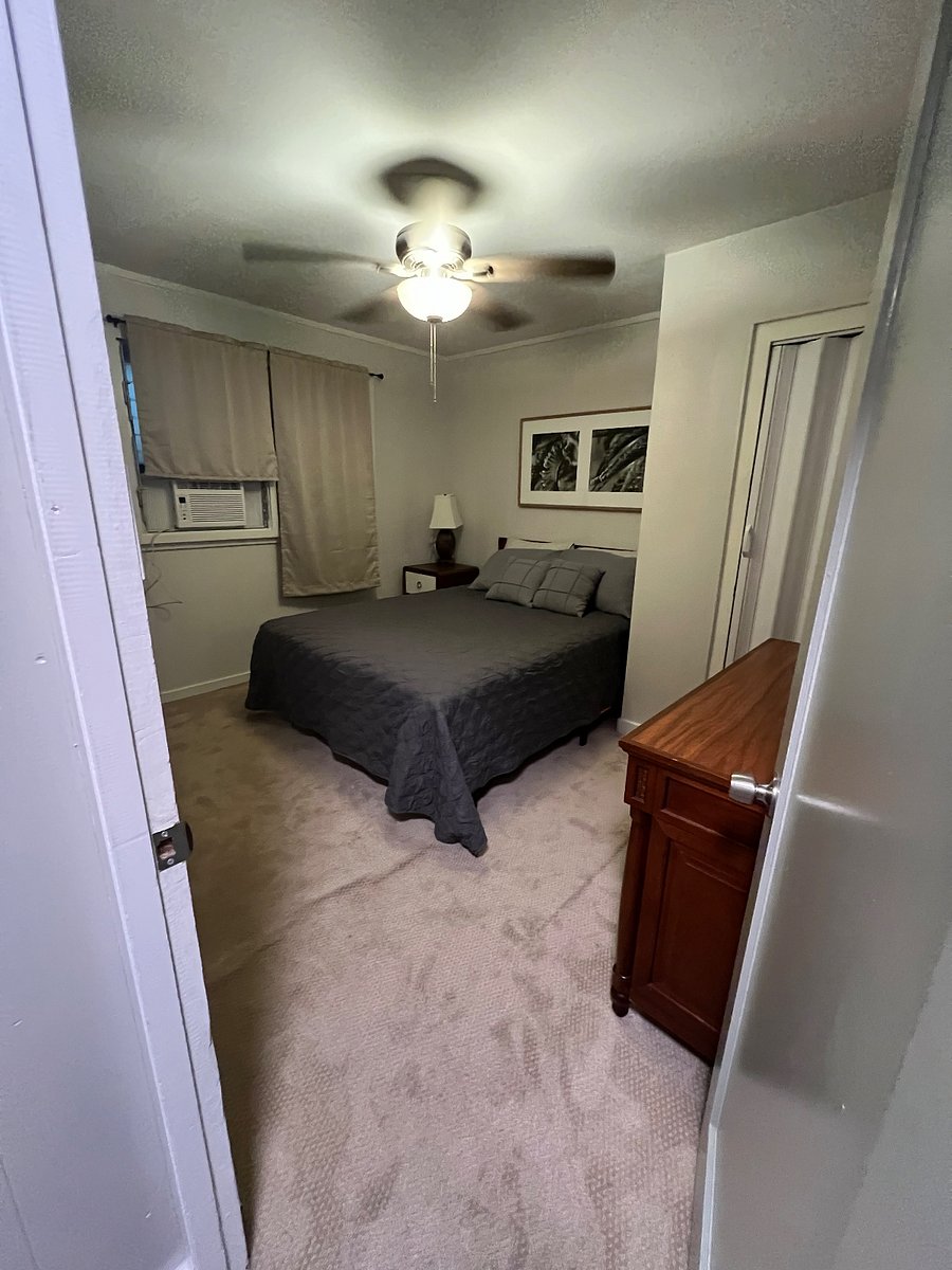 2nd bedroom with window a/c queen bed.