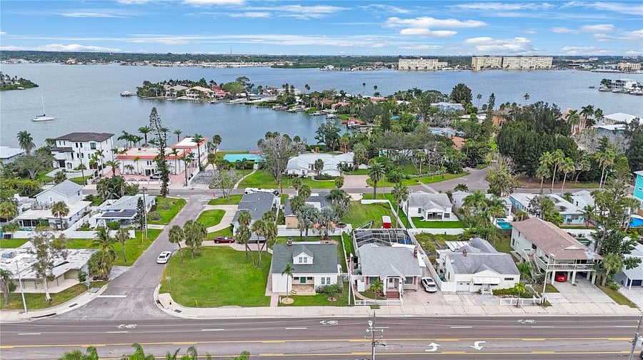 Aerial shot from the beach to the house.